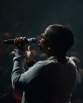 Femme qui tient un microphone et qui chante